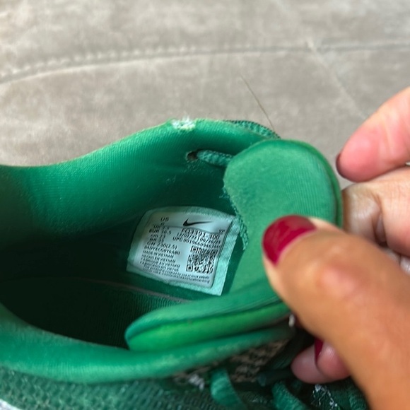 Nike Men's Green Athletic Shoes - Picture 6 of 10